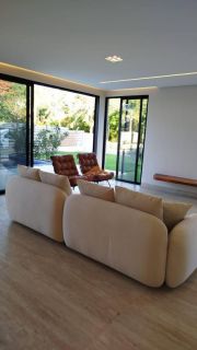 Belíssima casa em Aldeias com 370m², 4 suítes, piscina privativa, espaço gourmet com churrasqueira e lavabo, 4 vagas de garagem