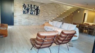 Belíssima casa em Aldeias com 370m², 4 suítes, piscina privativa, espaço gourmet com churrasqueira e lavabo, 4 vagas de garagem
