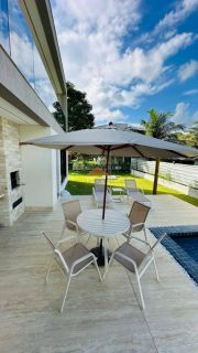 Belíssima casa em Aldeias com 370m², 4 suítes, piscina privativa, espaço gourmet com churrasqueira e lavabo, 4 vagas de garagem