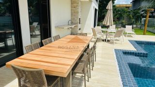 Belíssima casa em Aldeias com 370m², 4 suítes, piscina privativa, espaço gourmet com churrasqueira e lavabo, 4 vagas de garagem