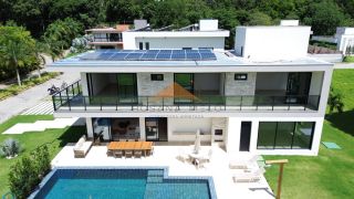 Belíssima casa em Aldeias com 370m², 4 suítes, piscina privativa, espaço gourmet com churrasqueira e lavabo, 4 vagas de garagem