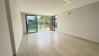 Belíssima casa em Aldeias com 370m², 4 suítes, piscina privativa, espaço gourmet com churrasqueira e lavabo, 4 vagas de garagem
