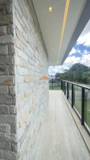 Belíssima casa em Aldeias com 370m², 4 suítes, piscina privativa, espaço gourmet com churrasqueira e lavabo, 4 vagas de garagem