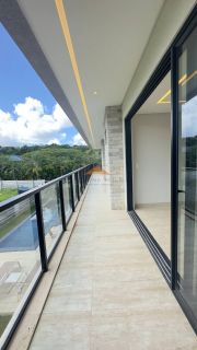 Belíssima casa em Aldeias com 370m², 4 suítes, piscina privativa, espaço gourmet com churrasqueira e lavabo, 4 vagas de garagem