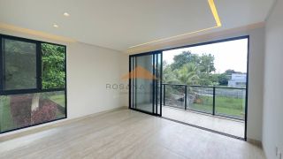 Belíssima casa em Aldeias com 370m², 4 suítes, piscina privativa, espaço gourmet com churrasqueira e lavabo, 4 vagas de garagem