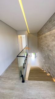 Belíssima casa em Aldeias com 370m², 4 suítes, piscina privativa, espaço gourmet com churrasqueira e lavabo, 4 vagas de garagem