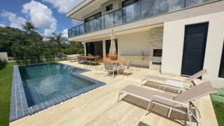 Belíssima casa em Aldeias com 370m², 4 suítes, piscina privativa, espaço gourmet com churrasqueira e lavabo, 4 vagas de garagem