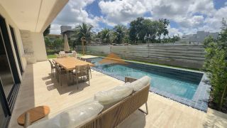 Belíssima casa em Aldeias com 370m², 4 suítes, piscina privativa, espaço gourmet com churrasqueira e lavabo, 4 vagas de garagem