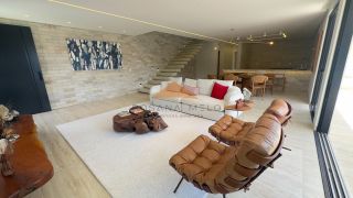 Belíssima casa em Aldeias com 370m², 4 suítes, piscina privativa, espaço gourmet com churrasqueira e lavabo, 4 vagas de garagem