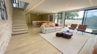 Belíssima casa em Aldeias com 370m², 4 suítes, piscina privativa, espaço gourmet com churrasqueira e lavabo, 4 vagas de garagem
