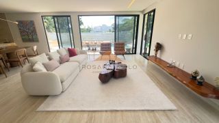Belíssima casa em Aldeias com 370m², 4 suítes, piscina privativa, espaço gourmet com churrasqueira e lavabo, 4 vagas de garagem