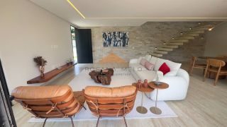 Belíssima casa em Aldeias com 370m², 4 suítes, piscina privativa, espaço gourmet com churrasqueira e lavabo, 4 vagas de garagem