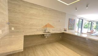 Belíssima casa em Aldeias com 370m², 4 suítes, piscina privativa, espaço gourmet com churrasqueira e lavabo, 4 vagas de garagem