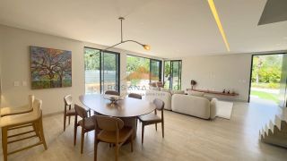Belíssima casa em Aldeias com 370m², 4 suítes, piscina privativa, espaço gourmet com churrasqueira e lavabo, 4 vagas de garagem