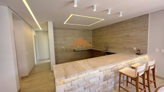 Belíssima casa em Aldeias com 370m², 4 suítes, piscina privativa, espaço gourmet com churrasqueira e lavabo, 4 vagas de garagem