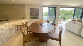 Belíssima casa em Aldeias com 370m², 4 suítes, piscina privativa, espaço gourmet com churrasqueira e lavabo, 4 vagas de garagem