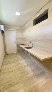 Belíssima casa em Aldeias com 370m², 4 suítes, piscina privativa, espaço gourmet com churrasqueira e lavabo, 4 vagas de garagem
