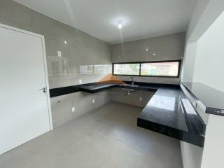 Casa no Condomínio Terra Viva, 315m², 4 suítes, varanda ampla em L, espaço gourmet, área verde, garagem para 2 carros