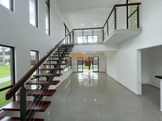 Casa no Condomínio Terra Viva, 315m², 4 suítes, varanda ampla em L, espaço gourmet, área verde, garagem para 2 carros