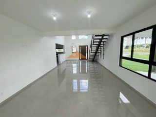 Casa no Condomínio Terra Viva, 315m², 4 suítes, varanda ampla em L, espaço gourmet, área verde, garagem para 2 carros