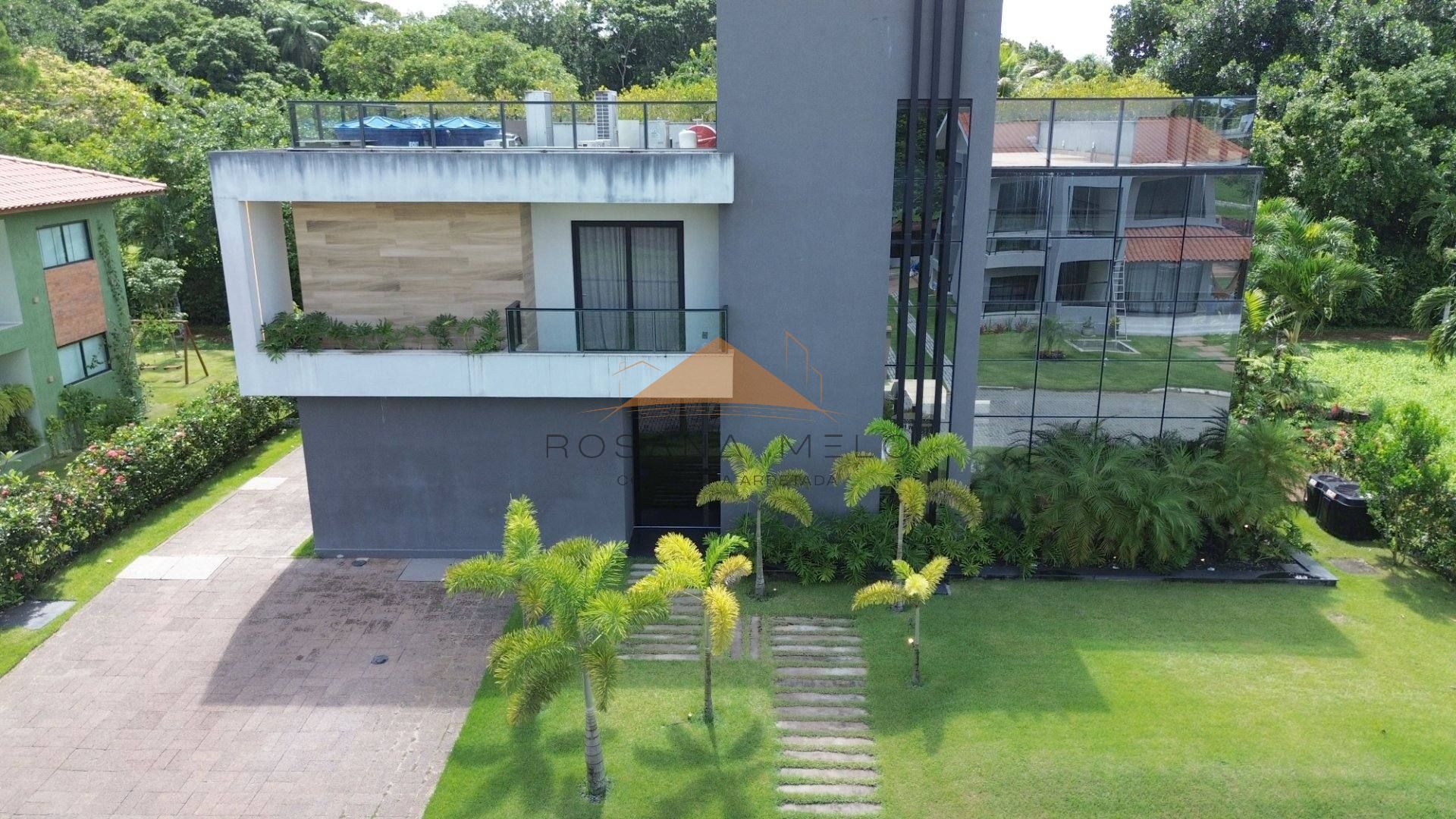 Casa com 4 quartos, 360m², closet, cinema, piscina aquecida e vaga para 4 carros em Aldeias - PORTEIRA FECHADA