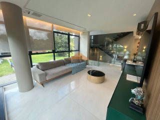 Belíssima Casa no Condomínio Terra Viva em Aldeias, porteira fechada, 360m², 4 suítes, closet, cinema, piscina aquecida e vaga para 4 carros