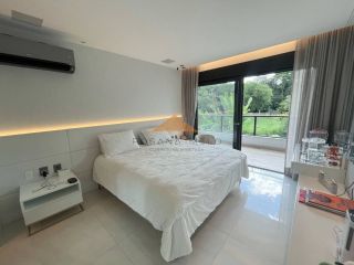 Belíssima Casa no Condomínio Terra Viva em Aldeias, porteira fechada, 360m², 4 suítes, closet, cinema, piscina aquecida e vaga para 4 carros