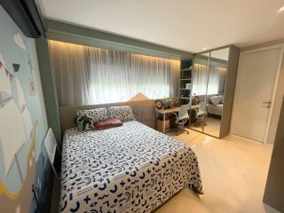 Belíssima Casa no Condomínio Terra Viva em Aldeias, porteira fechada, 360m², 4 suítes, closet, cinema, piscina aquecida e vaga para 4 carros