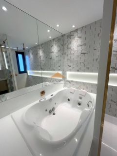 Belíssima Casa no Condomínio Terra Viva em Aldeias, porteira fechada, 360m², 4 suítes, closet, cinema, piscina aquecida e vaga para 4 carros