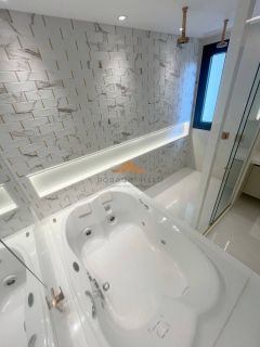 Belíssima Casa no Condomínio Terra Viva em Aldeias, porteira fechada, 360m², 4 suítes, closet, cinema, piscina aquecida e vaga para 4 carros