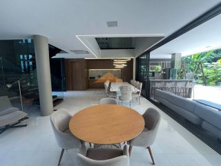 Belíssima Casa no Condomínio Terra Viva em Aldeias, porteira fechada, 360m², 4 suítes, closet, cinema, piscina aquecida e vaga para 4 carros
