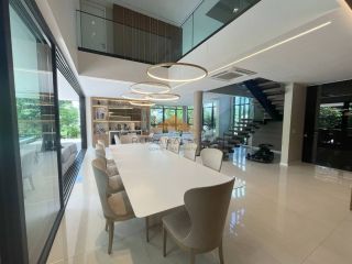 Belíssima Casa no Condomínio Terra Viva em Aldeias, porteira fechada, 360m², 4 suítes, closet, cinema, piscina aquecida e vaga para 4 carros