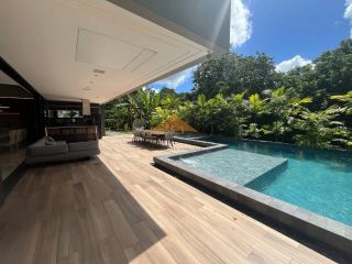 Belíssima Casa no Condomínio Terra Viva em Aldeias, porteira fechada, 360m², 4 suítes, closet, cinema, piscina aquecida e vaga para 4 carros