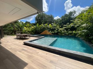 Belíssima Casa no Condomínio Terra Viva em Aldeias, porteira fechada, 360m², 4 suítes, closet, cinema, piscina aquecida e vaga para 4 carros
