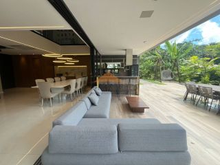 Belíssima Casa no Condomínio Terra Viva em Aldeias, porteira fechada, 360m², 4 suítes, closet, cinema, piscina aquecida e vaga para 4 carros
