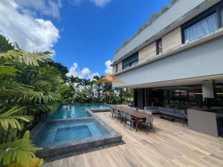 Belíssima Casa no Condomínio Terra Viva em Aldeias, porteira fechada, 360m², 4 suítes, closet, cinema, piscina aquecida e vaga para 4 carros