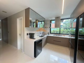 Belíssima Casa no Condomínio Terra Viva em Aldeias, porteira fechada, 360m², 4 suítes, closet, cinema, piscina aquecida e vaga para 4 carros