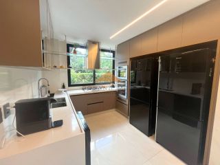 Belíssima Casa no Condomínio Terra Viva em Aldeias, porteira fechada, 360m², 4 suítes, closet, cinema, piscina aquecida e vaga para 4 carros