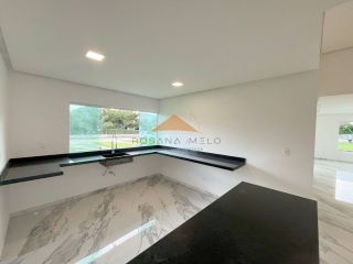 Casa com 3 Suítes e Amplo Jardim em Excelente Localização – 660m² de Terreno!