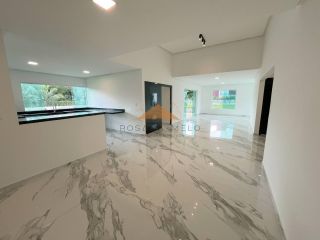 Casa com 3 Suítes e Amplo Jardim em Excelente Localização – 660m² de Terreno!