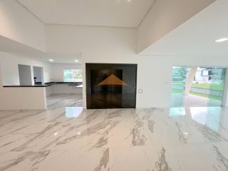 Casa com 3 Suítes e Amplo Jardim em Excelente Localização – 660m² de Terreno!