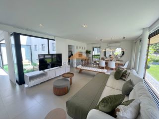 Oportunidade: Casa Completa com 3 Suítes e Móveis Planejados em Terreno 616m²