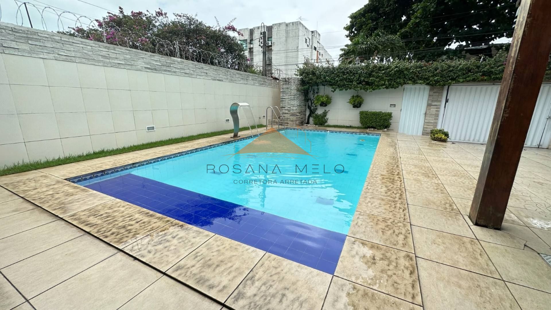 Espetacular casa em Setubal,313,93m² de area,4 suites,espaço gourmet com piscina.