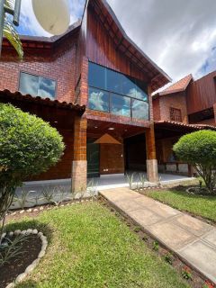 Casa em Gravatá com 3quartos,2 suítes, 2 banheiros sociais, varanda superior e cozinha gourmet.