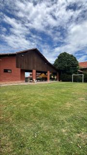 Casa em Gravatá com 3quartos,2 suítes, 2 banheiros sociais, varanda superior e cozinha gourmet.