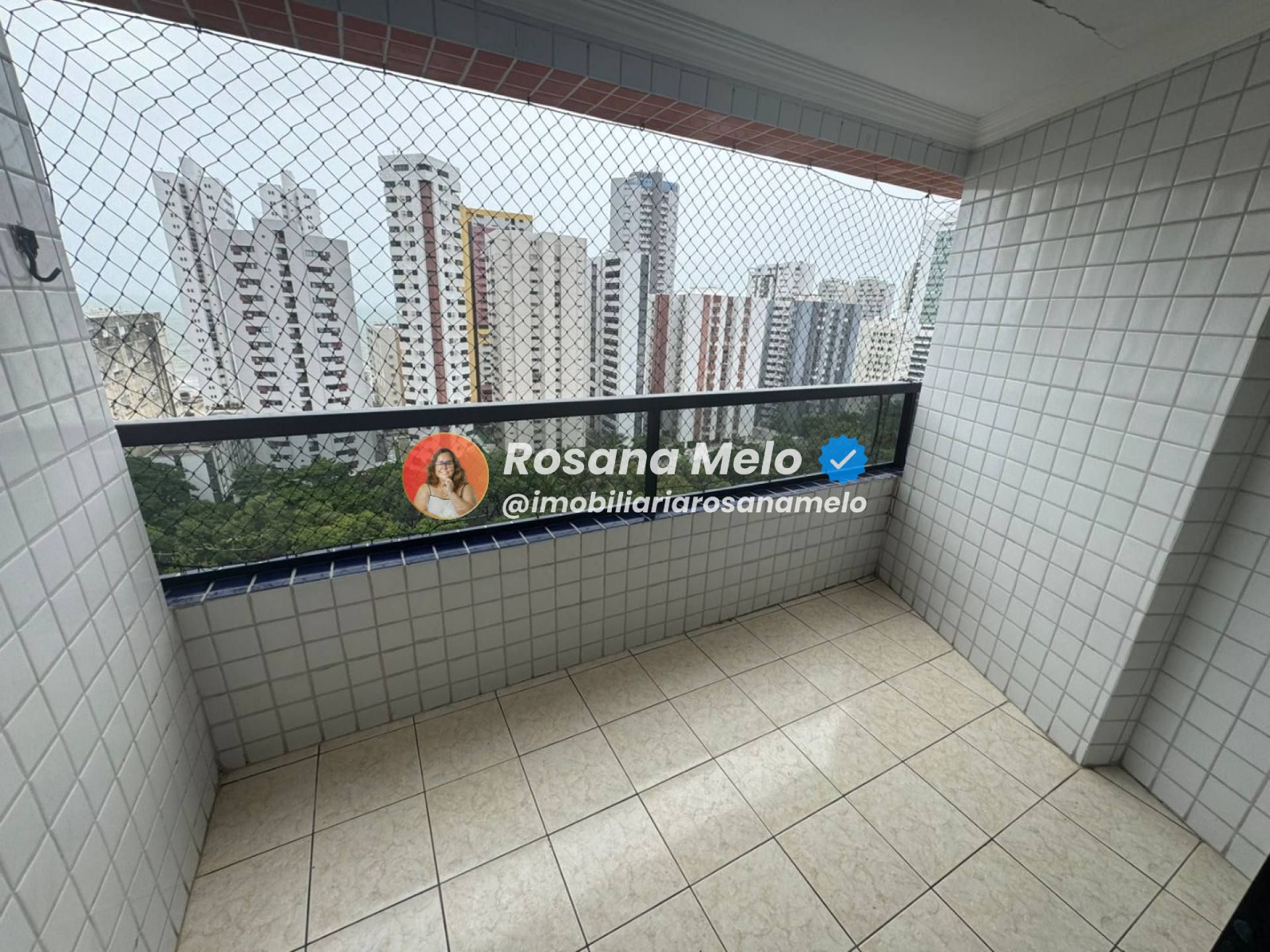 Edf. Manoel Carvalho, apartamento andar alto, nascente, 125m², varanda, 3 quartos (1 suíte master com banheira), 2 vagas cobertas, Boa Viagem