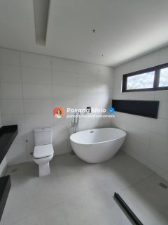 Cond. Gravatá Country, casa reformada, 385m², varanda panorâmica, 5 suítes (2 suítes master), 6 vagas, lazer completo, Gravatá.