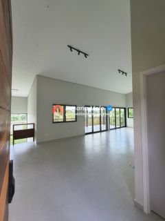 Cond. Gravatá Country, casa reformada, 385m², varanda panorâmica, 5 suítes (2 suítes master), 6 vagas, lazer completo, Gravatá.