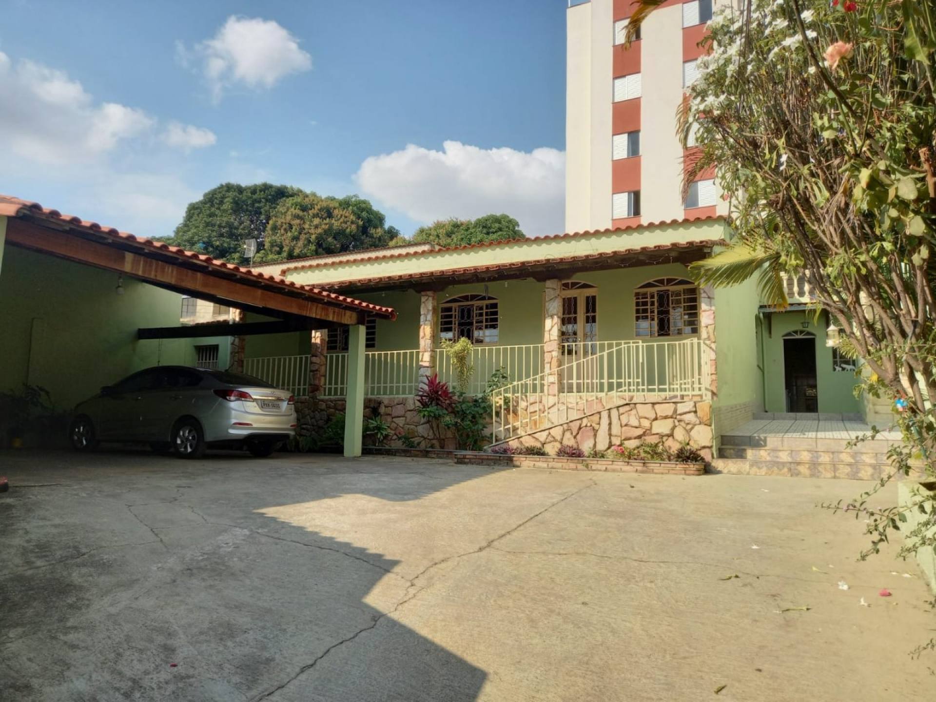 Três casas no mesmo lote no bairro Água Branca em Contagem