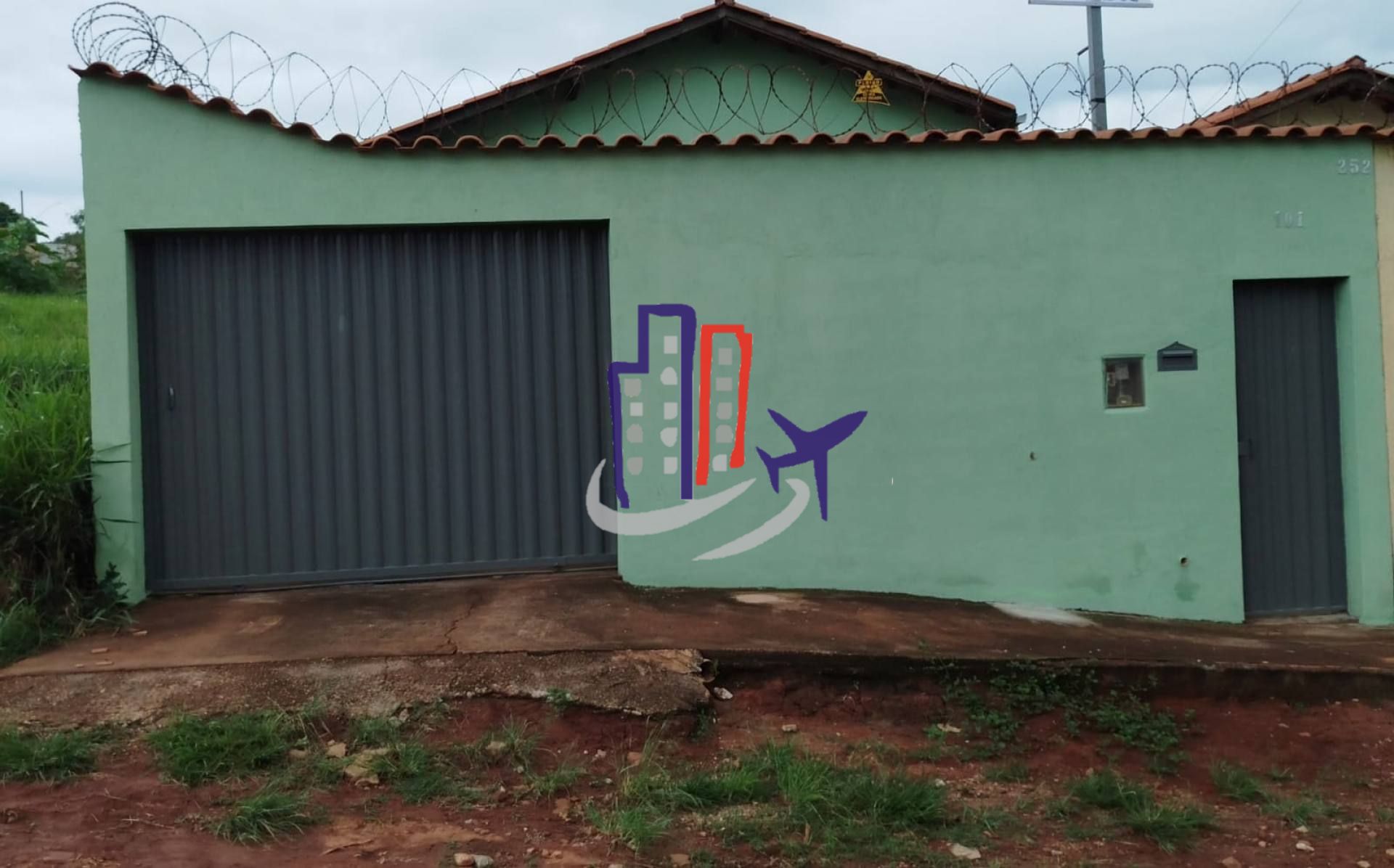 Casa Para Vender com 02 quartos no bairro Planalto em Mateus Leme